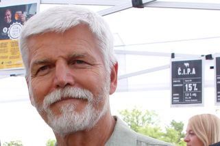 Petr Pavel schytal kritiku kvůli lyžovačce v Alpách. „Frajer si jezdí na dovču každou chvíli." Rýpnul si i člen KSČM Komínek